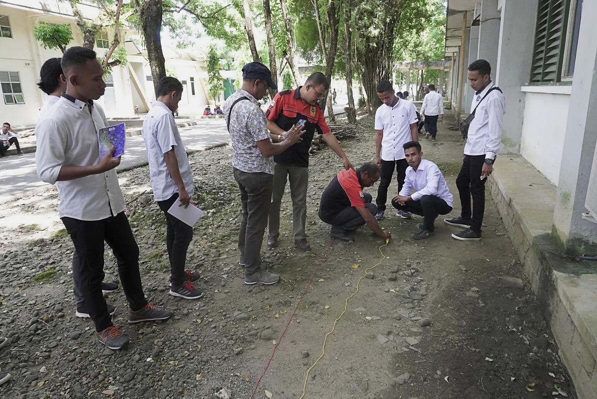UnPatti lecturer Ir. Antoni Simanjuntak shows students how to conduct earthing tests for solar PV as part of a collaborative workshop held in November 2019.
