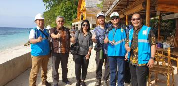 Delegasi dari PLN, BAPPENAS, Kedutaan Selandia Baru dan NZMATES menyambangi pantai Pulau Tiga