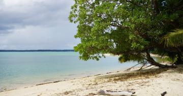 Dalam perjalanan, berhenti sejenak di Pulau Ujir Kecil 