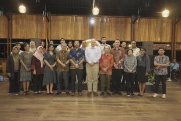 Delegasi dari kedutaan besar Selandia Baru , KEBTKE, BAPPENAS, PLN berfoto bersama alumni penerima beasiswa pemerintah Selandia Baru dan tim NZMATES