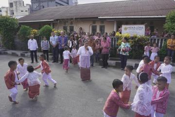 Siswa siswi SD yang di inisiasi oleh LSM lokal Heka Leka menari di depan delegasi kedutaan Selandia Baru