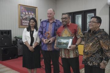 Delegasi Kedutaan Besar Selandia Baru bertukar kenang-kenangan dengan Gubernur Maluku
