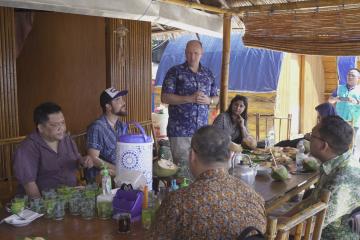 Menikmati minuman ringan di Pulau Tiga