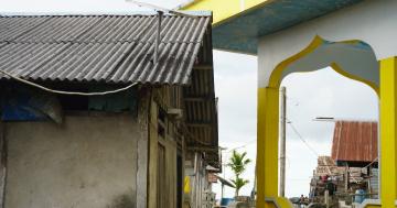 Solar panel dan kabel di desa tanpa listrik 