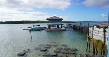 Perusahaan penangkapan ikan milik seorang warga lokal dari kejauhan
