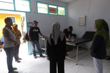 Tim Community Engagement NZMATES mengkaji kebutuhan dan penggunaan listrik di rumah sakit utama pulau Kei Besar 