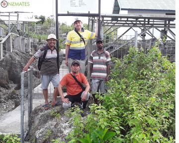 Tim NZMATES team, staff ESDM Dinas dan warga lokal yang bertanggung jawab dalam kegiatan operasional PLTS Erersin 